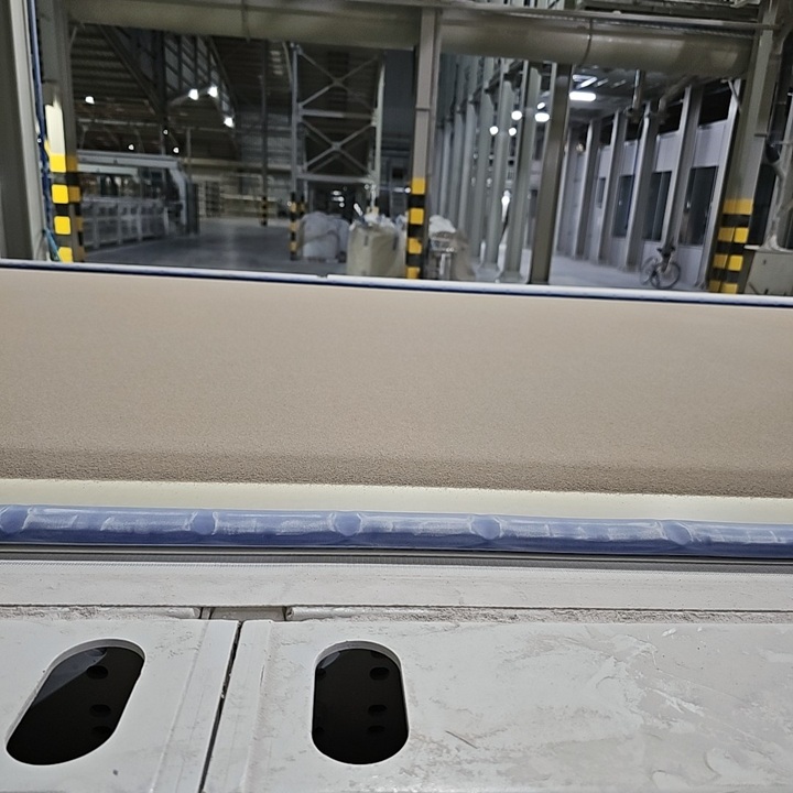 Slab płytka ceramiczna XXL granulat zasypany na linię produkcyjną przed prasowaniem
